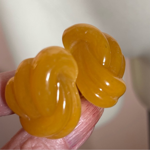 Vintage Retro Deco Lucite Plastic Oversized Amber colored Knot Clip Earrings - Picture 12 of 15